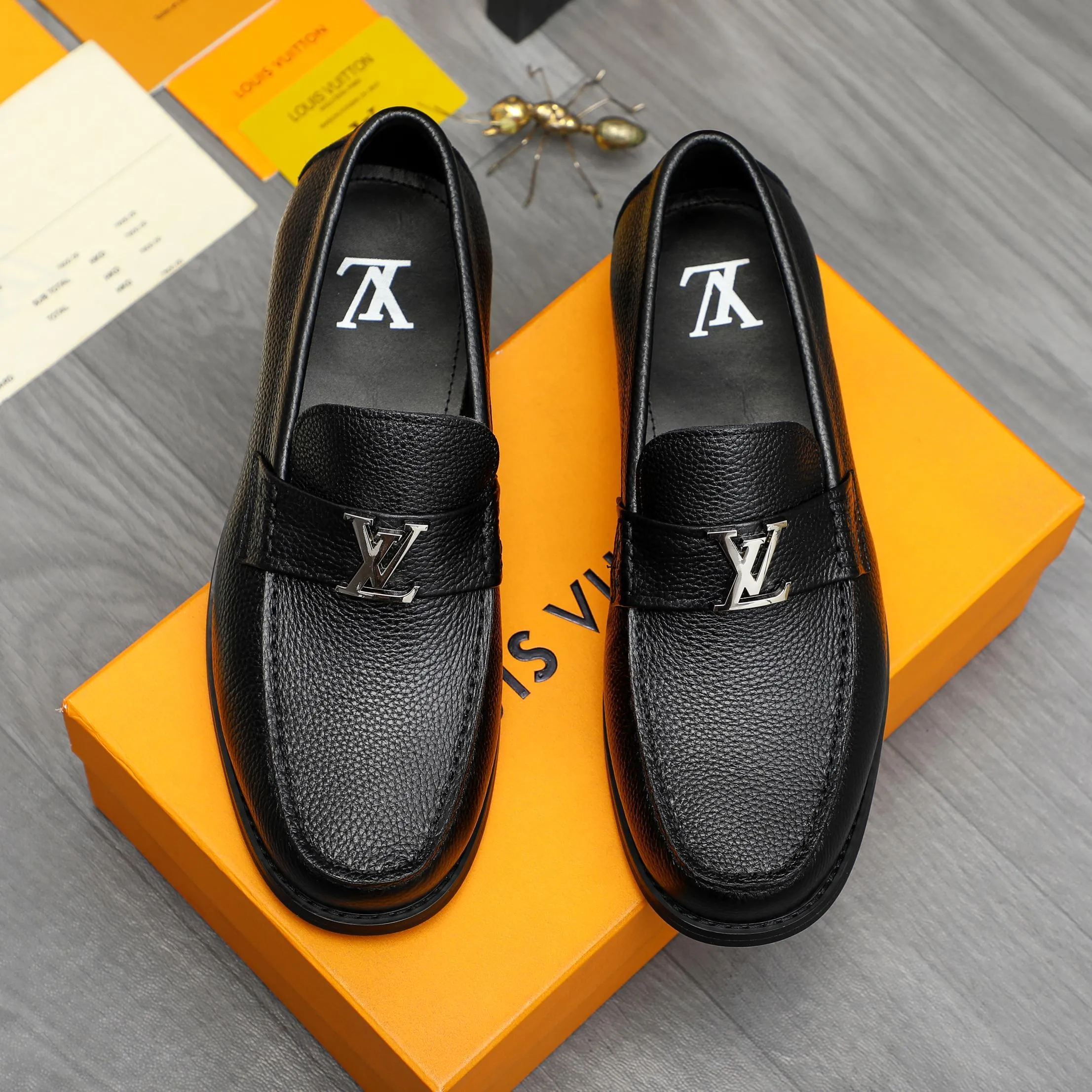 Men's shoes 💰p460 Product trademark: LV (Louis Vuitton) business slip-on leather shoes. Regular size: 38-45 (45 is custom-made and non-returnable) Product materials: Selected high-quality pebbled cowhide upper, cowhide lining, original rubber outsole